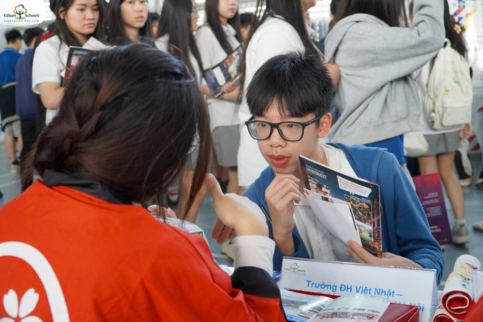 hoc-sinh-tham-gia-booth-tu-van-2.jpg