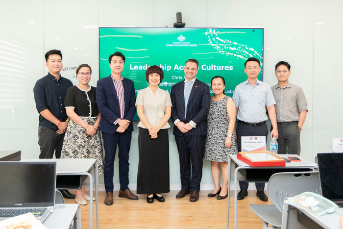 Phó Hiệu trưởng nhà trường cùng các chuyên gia đồng hành trong ba buổi đồng giảng tại Trường Đại học Ngoại thương. Ảnh: NTCC. ftu8.jpg