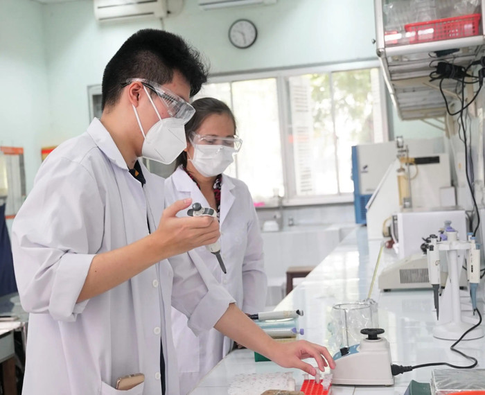 Sinh viên đang thực hành tại Phòng thí nghiệm Công nghệ Vi sinh của Trường Đại học Bách khoa, Đại học Quốc gia Thành phố Hồ Chí Minh. Ảnh: Website nhà trường. hcmut.png