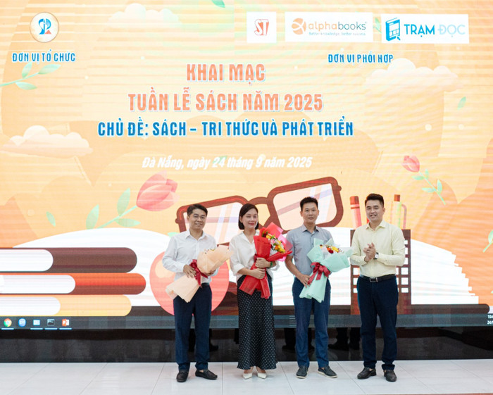 Tiến sĩ Trương Trung Phương tặng hoa cảm ơn các đơn vị phối hợp và diễn giả tham gia Tuần lễ sách năm 2025. 11-tang-hoa-cam-on-don-vi-phoi-hop.jpg