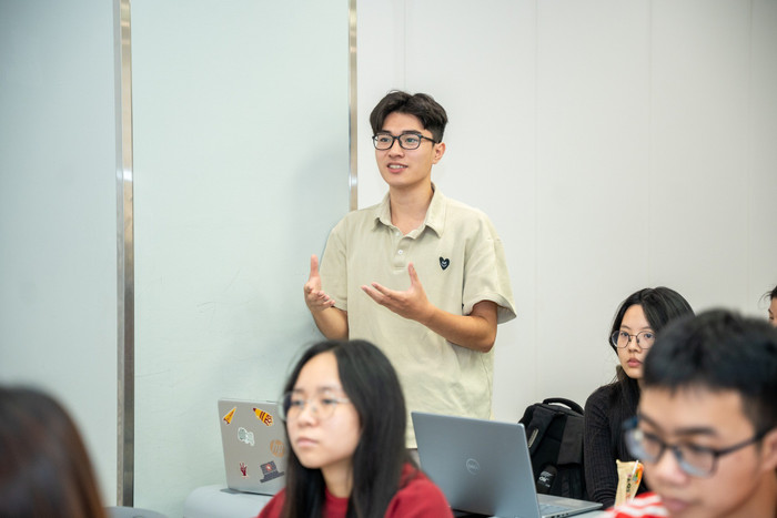 Sinh viên Trường Đại học Ngoại thương hào hứng tham gia thảo luận, học tập trong ba buổi đồng giảng. Ảnh: NTCC. ftu11.jpg