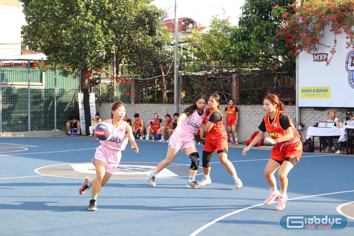 Đội bóng rổ Trường Đại học Thương mại nhập cuộc nhanh chóng với tinh thần máu lửa. gdvn-tmu1.jpg