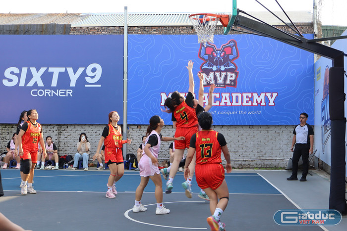 Đội Dragon Hoops với tinh thần sục sôi khiến đội TMU chao đảo trong phòng ngự. gdvn-dragon2.jpg