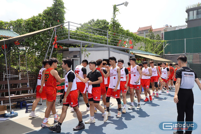 Cầu thủ của đội ISME và đội HAU bắt tay nhau sau trận, thể hiện tinh thần thể thao "fair-play". gdvn-2-doi.jpg
