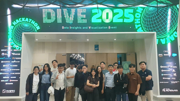 Khánh Duy (thứ 2 từ phải sang) tham gia cuộc thi Hackathon Dive 2025 tại Busan, Hàn Quốc. Ảnh: NVCC. z7055235667839-1ee0660010ec5c2af272534461575714.jpg