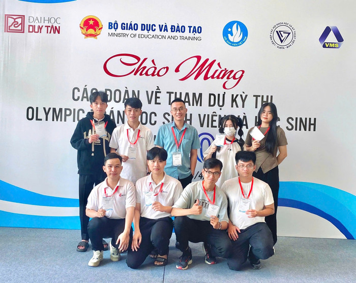 Khánh Duy (hàng ngồi thứ 2 từ trái sang) tham gia cuộc thi Olympic Toán học sinh viên năm 2025. Ảnh: NVCC. z7055235417508-44e55fd4ca20cd7ae09951bd991c82ce.jpg