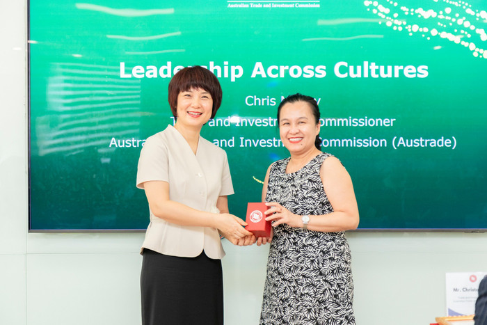 Phó Giáo sư, Tiến sĩ Phạm Thu Hương trao tặng cho ông Chris Morley và bà Hiền Lê, Đại sứ quán Úc tại Việt Nam món quà kỷ niệm mang đậm dấu ấn Trường Đại học Ngoại thương. Ảnh: NTCC. ftu7.jpg