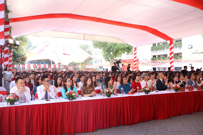 Buổi lễ có sự tham dự của đông đảo cán bộ, giảng viên, sinh viên Trường Đại học Ngoại thương cùng đại diện các đơn vị, tổ chức trong nước, quốc tế và các đối tác của nhà trường. dai-bieu.jpg