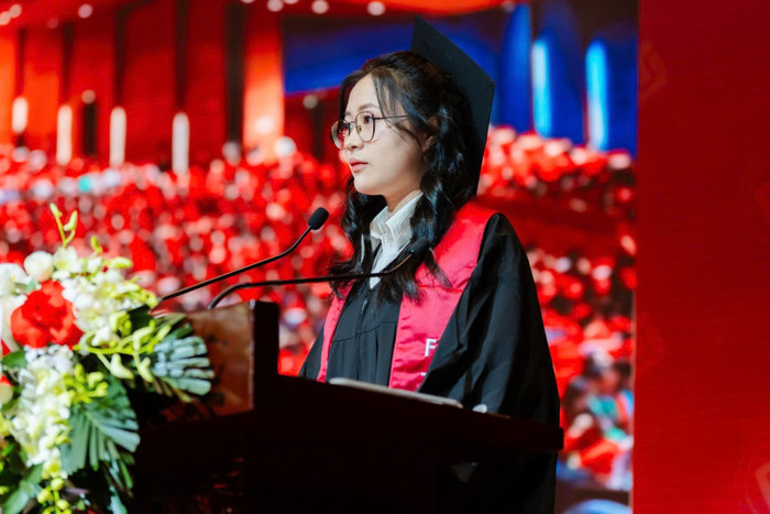 Em Nguyễn Thị Kim Oanh vinh dự đại diện tân cử nhân phát biểu tại Lễ trao bằng tốt nghiệp đợt 2 năm 2025 của Trường Đại học Ngoại thương. Ảnh: NVCC.