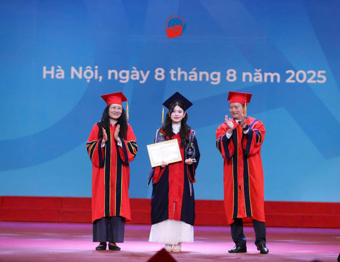 Nhật Anh mong muốn phát triển sự nghiệp theo hướng truyền thông - đối ngoại, đúng với ngành Truyền thông quốc tế mà em theo học. Ảnh: NVCC. 529648772-1077484537899981-4713521207807508225-n.jpg