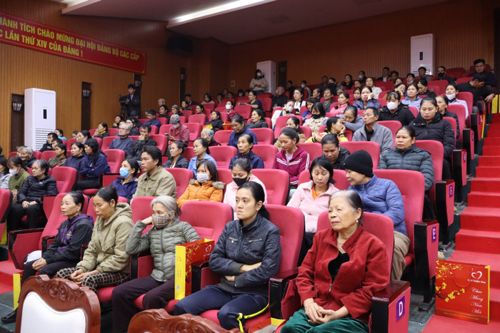 Đại diện các hộ nghèo trên địa bàn phường Phú Thọ đến nhận quà từ Tạp chí điện tử Giáo dục Việt Nam và các nhà hảo tâm.