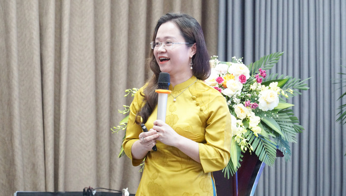 Tiến sĩ Nguyễn Thuý Lan - Phó Trưởng phòng, Phòng Đào tạo và người học phát biểu tại buổi lễ. dsc00072-1.jpg