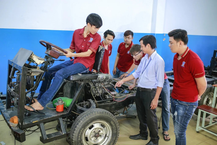 Sinh viên Trường Đại học Nguyễn Tất Thành trong một buổi học thực hành. Ảnh: Website nhà trường. ntt1.png