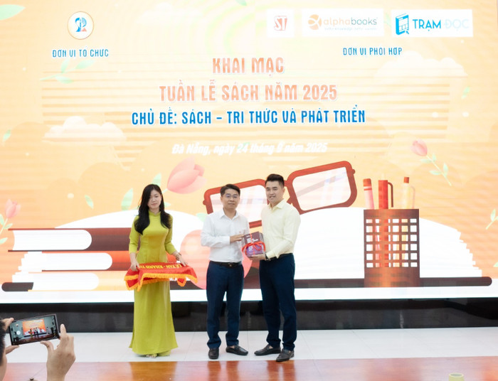 Tiến sĩ Trương Trung Phương - Trưởng phòng Quản lý người học - Thư viện, Trường Đại học Sư phạm - Đại học Đà Nẵng đại diện nhà trường tiếp nhận sách do Công ty Cổ phần Sách Alpha và Nhà xuất bản Chính trị quốc gia Sự thật trao tặng. 5-tang-sach.jpg
