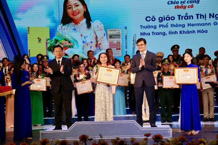 Nữ giáo viên môn SInh học vinh dự nhận Bằng khen của Bộ Giáo dục và Đào tạo vì đã có nhiều đóng góp trong công tác giáo dục bồi dưỡng thế hệ trẻ tại Chương trình “Chia sẻ cùng thầy cô” năm 2024. Ảnh: NVCC. 10.jpg