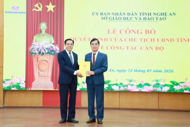 Ông Võ Trọng Hải - Phó Bí thư Tỉnh ủy, Chủ tịch Uỷ ban nhân dân tỉnh trao quyết định, tặng hoa chúc mừng tân Giám đốc Sở Giáo dục và Đào tạo tỉnh Nguyễn Văn Khoa. Ảnh: Báo Nghệ An