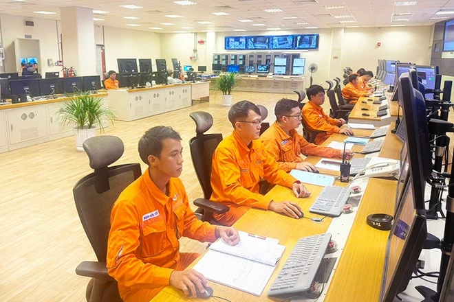 Các kỹ sư vận hành liên tục ngày đêm tại phòng điều khiển trung tâm của Nhà máy