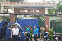 Cây phượng vĩ bật gốc trong trường học, 1 học sinh đã tử vong