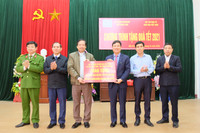 Tạp chí điện tử Giáo dục Việt Nam trao quà Tết cho 698 hộ nghèo Phú Thọ