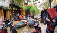 Mưa lũ diễn biến phức tạp, học sinh nhiều vùng ở miền Trung phải nghỉ học