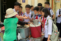 Thực phẩm bán rong tràn lan ngoài cổng trường, ai quản lý chất lượng?