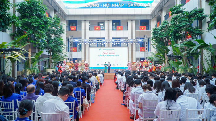 Trường Đại học Hòa Bình tổ chức Lễ khai giảng năm học mới 2025-2026 cho hơn 1.600 tân sinh viên. Ảnh: NTCC. eb734146396eb430ed7f.jpg