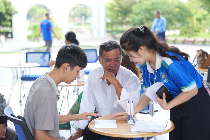 Thí sinh và phụ huynh đến làm thủ tục nhập học tại Trường Đại học Văn Hiến. Ảnh: NTCC. 4f5863fb464bce15975a.jpg