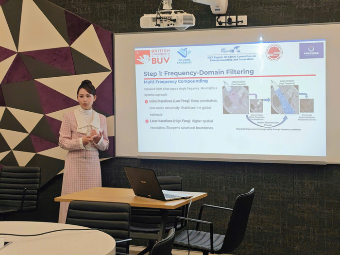 Sinh viên Tạ Bích Hồng, ngành Y học cổ truyền, Trường Đại học Hòa Bình trình bày báo cáo tại Hội nghị.