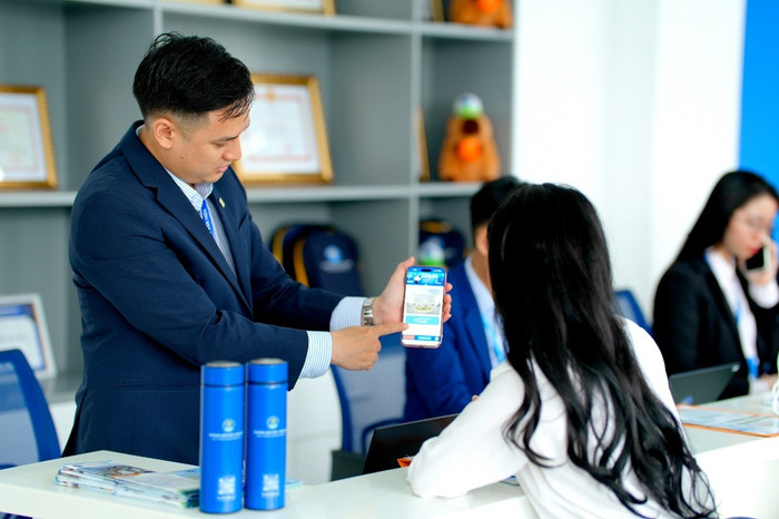 Thí sinh đến trường để được tư vấn đăng ký xét tuyển và đóng phí myU. Ảnh: NTCC picture2.jpg