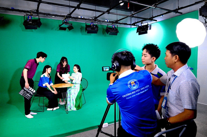 Sinh viên ngành Truyền thông đa phương tiện trong giờ học thực tế tại studio của trường. picture3.jpg