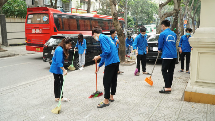 Đoàn thanh niên Trường Đại học Hòa Bình ra quân hưởng ứng Ngày Chủ nhật xanh lần thứ 2 năm 2025. Ảnh: Website nhà trường. Đoàn thanh niên Trường Đại học Hòa Bình ra quân hưởng ứng Ngày Chủ nhật xanh lần thứ 2 năm 2025. Ảnh: Website nhà trường.