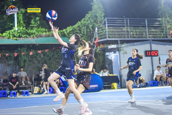 Đội bóng rổ Trường Đại học Ngoại thương trong trận đấu với đội bóng rổ Học viện Tài chính. f3ff7b501a9191cfc880.jpg