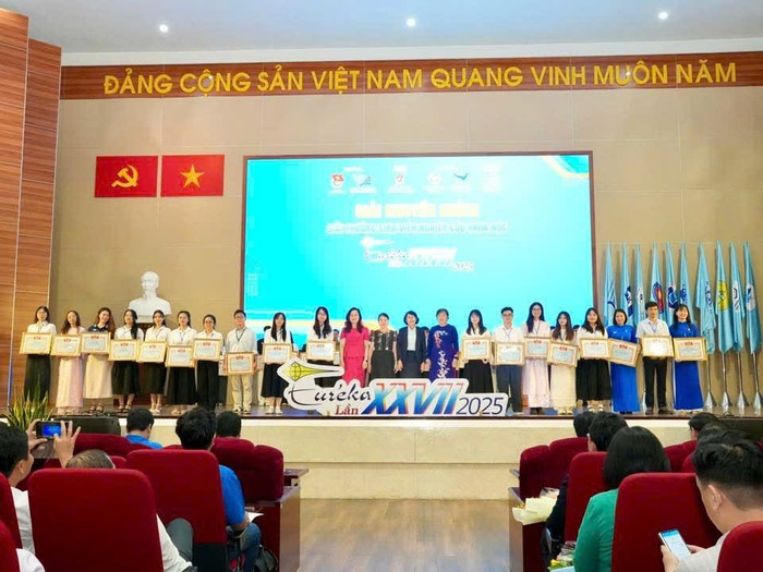 Nhóm sinh viên Trường Đại học Hòa Bình nhận Giải Khuyến khích cùng các nhóm sinh viên khác tại Giải thưởng sinh viên nghiên cứu khoa học – Euréka lần thứ 27 năm 2025. Ảnh: NTCC.
