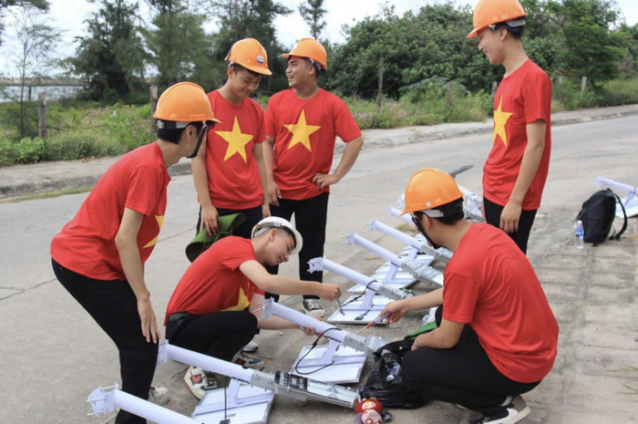 Những công đoạn cuối cùng để lắp đèn tại Đặc khu Bạch Long Vĩ. Những công đoạn cuối cùng để lắp đèn tại Đặc khu Bạch Long Vĩ.
