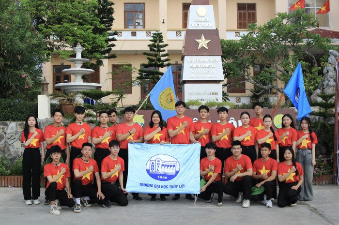 Lễ chào cờ “Tôi yêu Tổ quốc tôi” tại Cột cờ đặc khu Bạch Long Vĩ (Thành phố Hải Phòng). Ảnh: NTCC. Lễ chào cờ “Tôi yêu Tổ quốc tôi” tại Cột cờ đặc khu Bạch Long Vĩ (Thành phố Hải Phòng). Ảnh: NTCC.