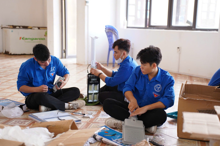 Những ngày đầu tiên lắp đèn khi mới đến đặc khu Bạch Long Vĩ (Thành phố Hải Phòng). Ảnh: NTCC Những ngày đầu tiên lắp đèn khi mới đến đặc khu Bạch Long Vĩ (Thành phố Hải Phòng). Ảnh: NTCC