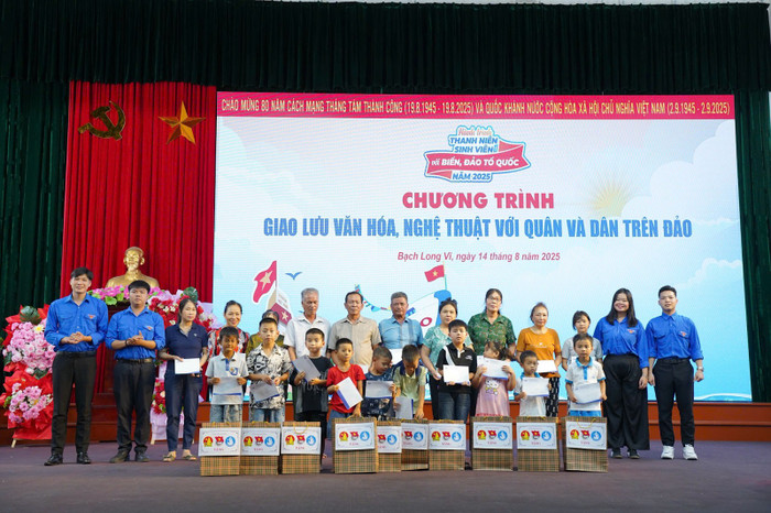 Hà Trang cùng các bạn trong Hội Sinh viên trao quà đến cho người dân và các em nhỏ. Ảnh: NTCC. Hà Trang cùng các bạn trong Hội Sinh viên trao quà đến cho người dân và các em nhỏ. Ảnh: NTCC.
