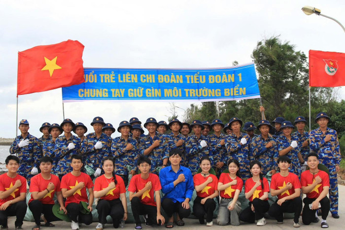 Sinh viên Trường Đại học Thủy lợi thực hiện chiến dịch làm sạch biển và truyền thông về bảo vệ môi trường đảo. Ảnh: NTCC Sinh viên Trường Đại học Thủy lợi thực hiện chiến dịch làm sạch biển và truyền thông về bảo vệ môi trường đảo. Ảnh: NTCC