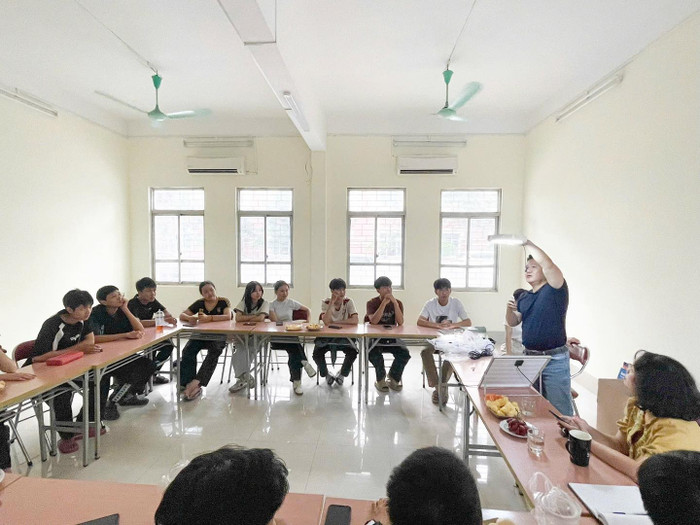 Buổi tập huấn của bạn trẻ được trang bị kiến thức về năng lượng xanh, kỹ năng lắp đặt, vận hành và bảo dưỡng hệ thống đèn năng lượng mặt trời. Ảnh: NTCC Buổi tập huấn của bạn trẻ được trang bị kiến thức về năng lượng xanh, kỹ năng lắp đặt, vận hành và bảo dưỡng hệ thống đèn năng lượng mặt trời. Ảnh: NTCC