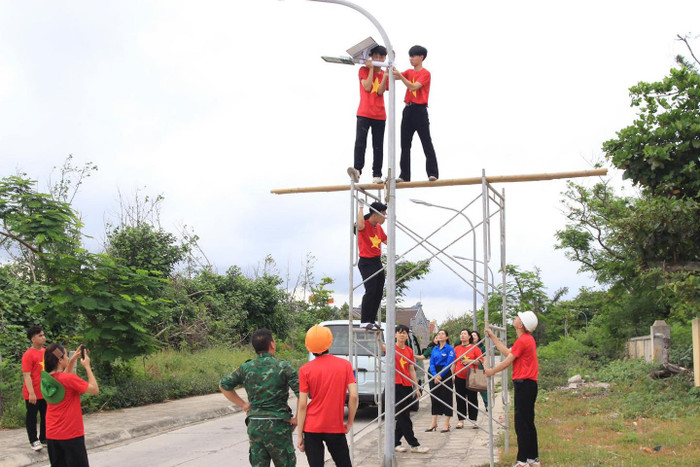 Sinh viên Trường Đại học Thủy lợi lắp các bộ đèn tại đặc khu Bạch Long Vĩ. Ảnh: NTCC. Sinh viên Trường Đại học Thủy lợi lắp các bộ đèn tại đặc khu Bạch Long Vĩ. Ảnh: NTCC.