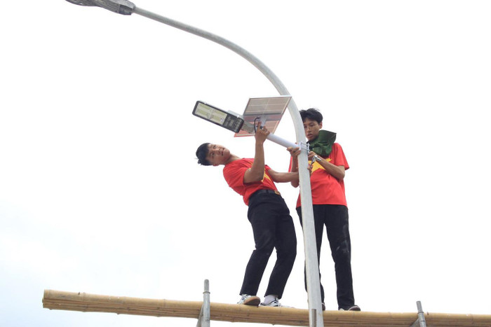 Sinh viên Thủy lợi lắp đèn tại đặc khu Bạch Long Vĩ. Ảnh: NTCC Sinh viên Thủy lợi lắp đèn tại đặc khu Bạch Long Vĩ. Ảnh: NTCC