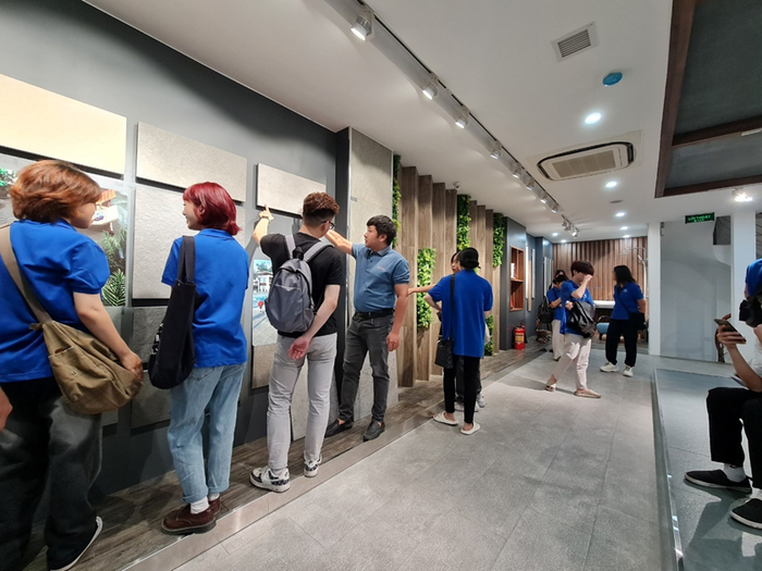 Sinh viên ngành Thiết kế nội thất tham quan doanh nghiệp. Sinh viên ngành Thiết kế nội thất tham quan doanh nghiệp.