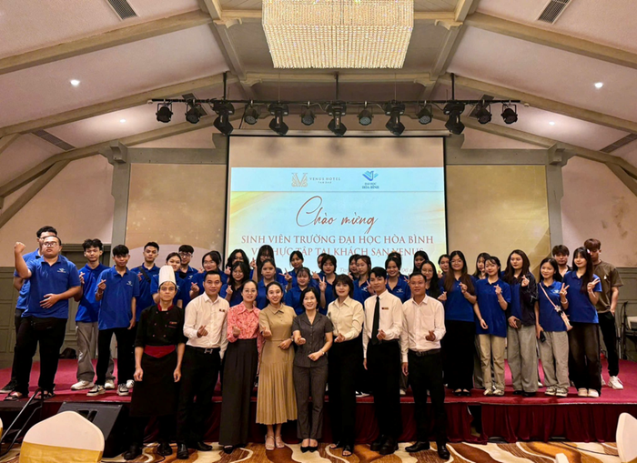 Sinh viên Khoa Du lịch thực tập tại Khách sạn Venus Tam Đảo. Sinh viên Khoa Du lịch thực tập tại Khách sạn Venus Tam Đảo.