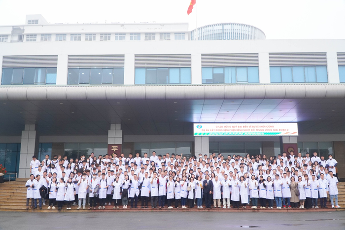 Sinh viên khối ngành Sức khỏe thực tập tại Bệnh viện Bệnh Nhiệt đới Trung ương. Sinh viên khối ngành Sức khỏe thực tập tại Bệnh viện Bệnh Nhiệt đới Trung ương.