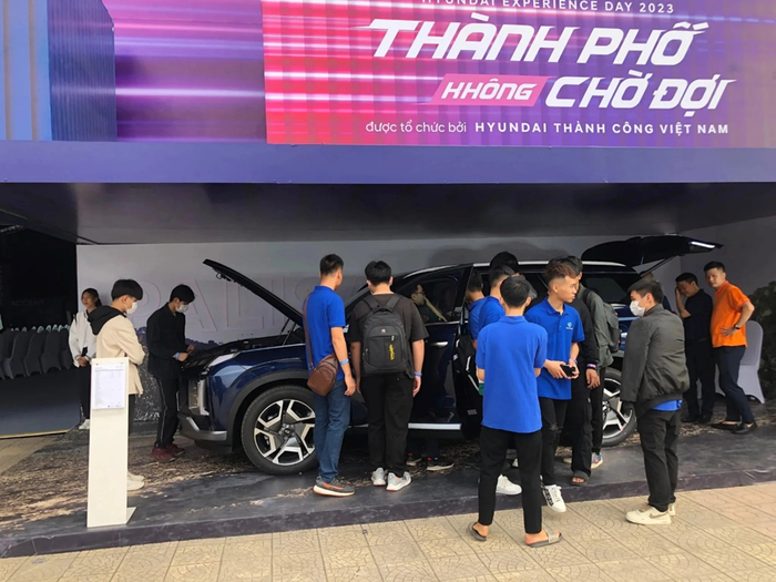 Sinh viên Khoa Công nghệ và kỹ thuật Ô tô tham quan Toyota Long Biên. Sinh viên Khoa Công nghệ và kỹ thuật Ô tô tham quan Toyota Long Biên.