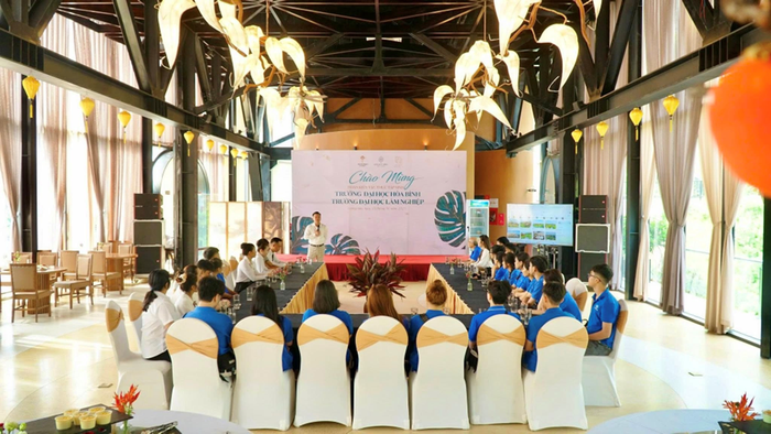 Sinh viên Khoa Du lịch thực tập tại Legacy Hill Resort & Villas. Sinh viên Khoa Du lịch thực tập tại Legacy Hill Resort & Villas.
