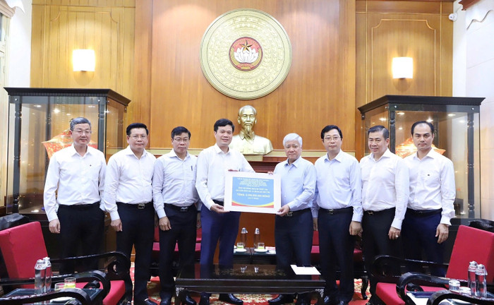 Ông Đỗ Văn Chiến – Ủy viên Bộ Chính trị, Chủ tịch Ủy ban Trung ương Mặt trận Tổ quốc Việt Nam tiếp nhận biểu trưng ủng hộ từ lãnh đạo Bộ Công Thương cùng các trường đại học thuộc Bộ Công Thương. ung-ho-400-trieu-dong-truong-dai-hoc-cong-thuong-tp-hcm-huong-ve-nguoi-dan-3vung-lu.jpg