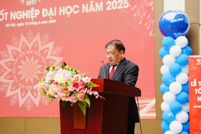 Nhà giáo nhân dân, Phó Giáo sư, Tiến sĩ Tô Ngọc Hưng - Phó Bí thư Đảng ủy, Hiệu trưởng nhà trường phát biểu tại buổi lễ. Nhà giáo nhân dân, Phó Giáo sư, Tiến sĩ Tô Ngọc Hưng - Phó Bí thư Đảng ủy, Hiệu trưởng nhà trường phát biểu tại buổi lễ.