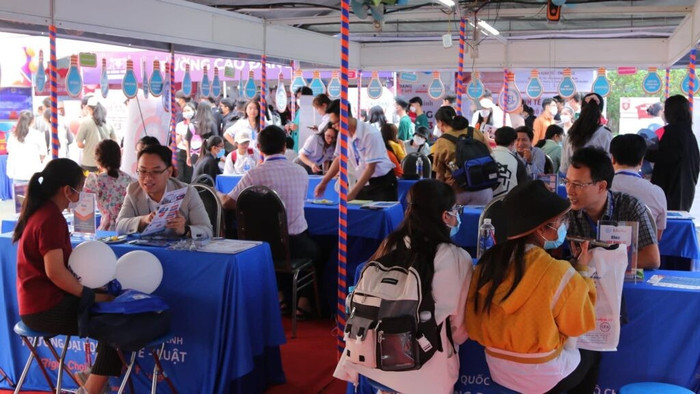 Trường Đại học Kinh tế - Luật, Đại học Quốc gia Thành phố Hồ Chí Minh trong Ngày hội tư vấn tuyển sinh – hướng nghiệp. Ảnh: Website nhà trường. Trường Đại học Kinh tế - Luật, Đại học Quốc gia Thành phố Hồ Chí Minh trong Ngày hội tư vấn tuyển sinh – hướng nghiệp. Ảnh: Website nhà trường.