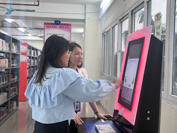 Máy đặt mượn/trả sách tự động giúp người đọc dễ dàng sử dụng dịch vụ tại Trung tâm Thư viện. Ảnh: Website nhà trường Máy đặt mượn/trả sách tự động giúp người đọc dễ dàng sử dụng dịch vụ tại Trung tâm Thư viện. Ảnh: Website nhà trường